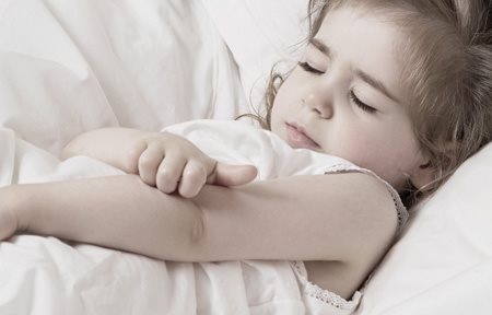 Škrábající se dívka