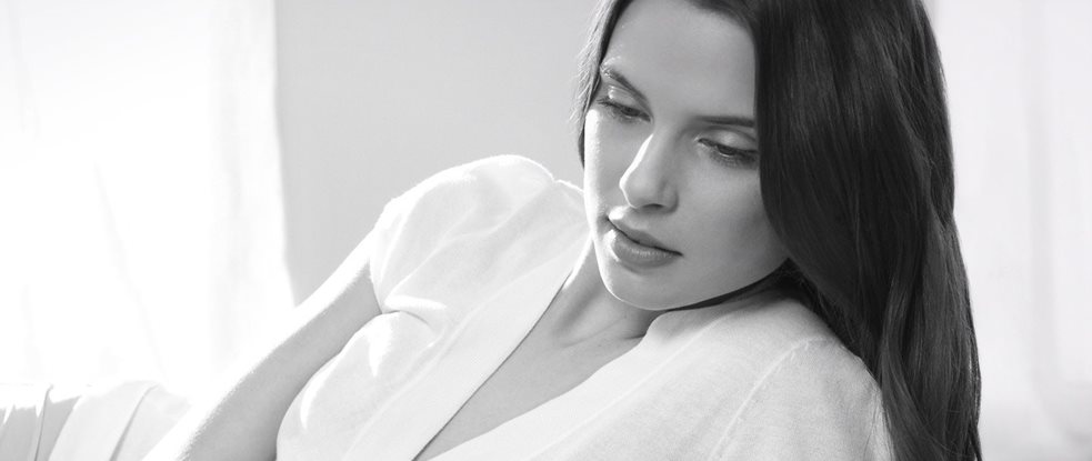 Žena s tmavými vlasy v odpočinkové poloze