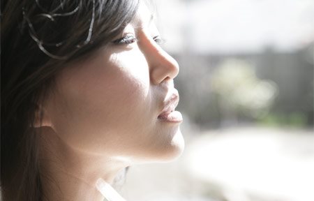 Asiatka se dívá do slunce