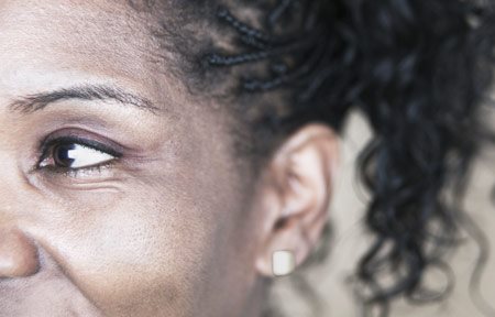 Obličej ženy s tmavou pletí