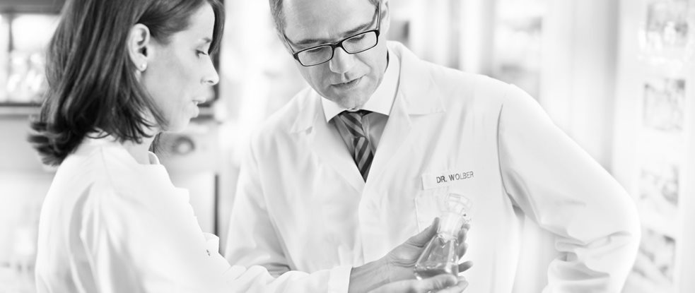Dr. Reiner Wolber, vedoucí Oddělení pro výzkum produktů, hovoří s vědeckým pracovníkem v oblasti péče o pokožku