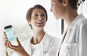 Vědečtí pracovníci značky Eucerin při práci v laboratoři