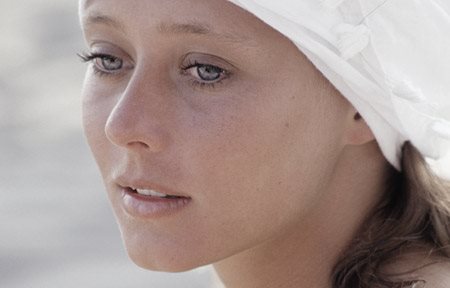 Žena s bílou čelenkou.