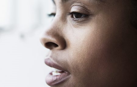 Ženský obličej s tmavou pletí 