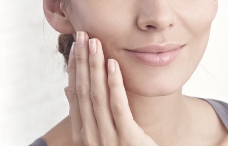 Žena aplikující Eucerin pleťový krém proti vráskám Hyal-Urea