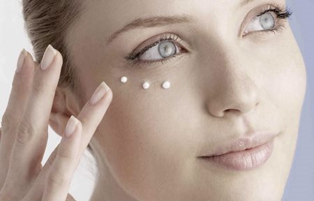 Žena aplikující Eucerin Oční krém proti vráskám Hyal-Urea