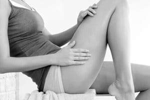 Žena aplikující výrobek Eucerin na ruku