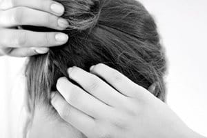 Žena se svědící pokožkou hlavy