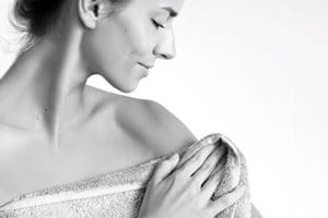 Žena zabalená v ručníku