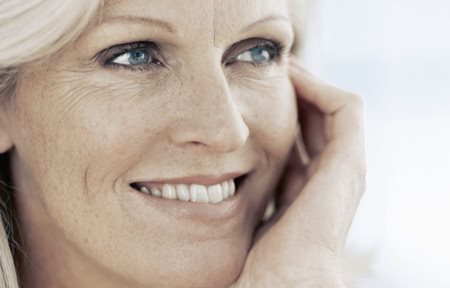 Usmívající se žena ve středních letech.