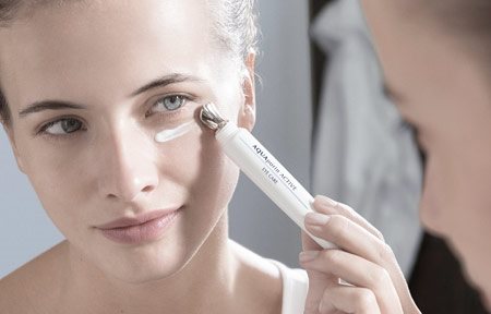 Žena aplikující oční krém